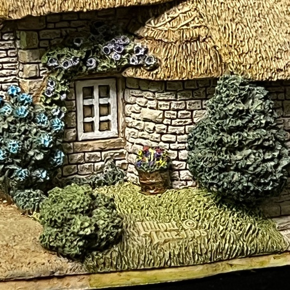 Lilliput Lane | Bargate Cottage Tea Room | English Tea Rooms Collection - Picture 14 of 15